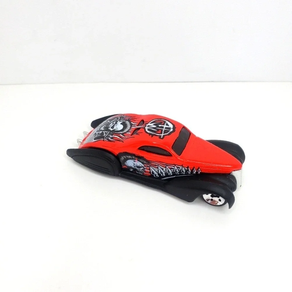 Mattel Hot Wheels Swoop Coupe 2002 Diecast Red Black‎ Skulls & Spikes